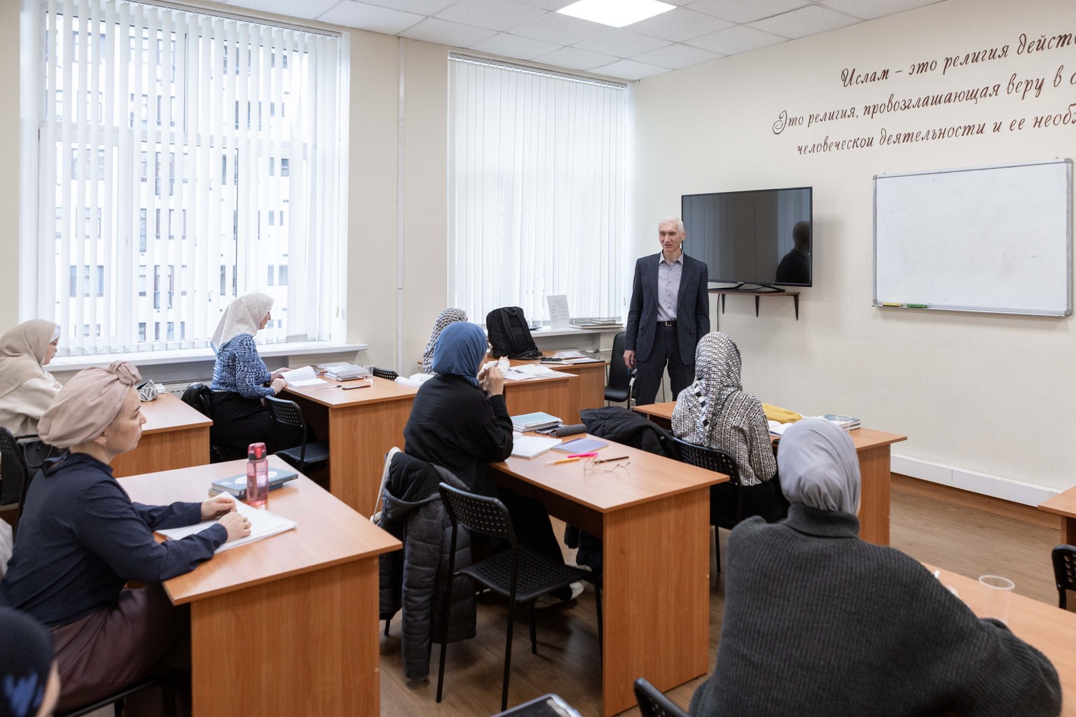Занятие для взрослых в аудитории Культурного центра ДАР